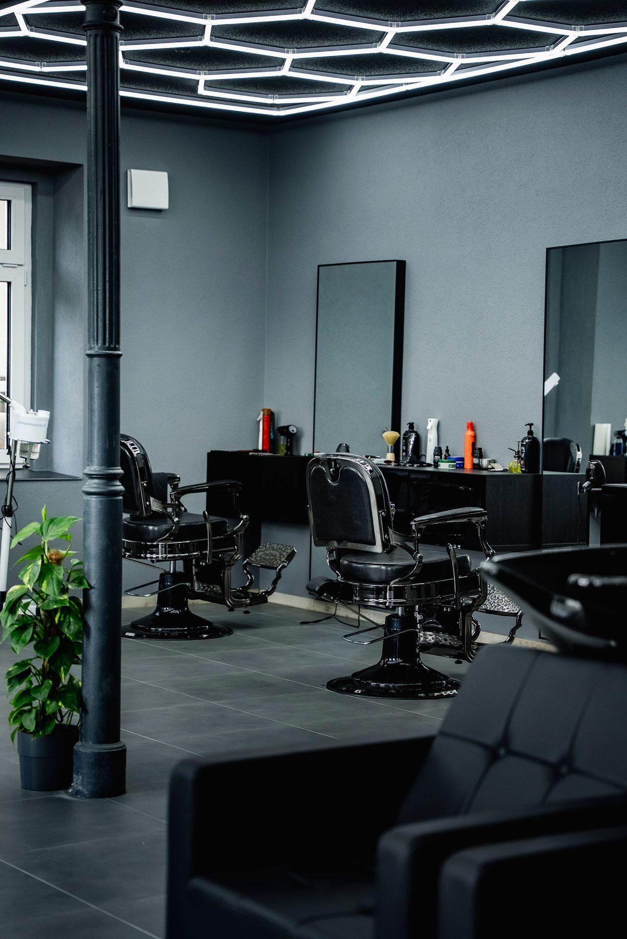 Barberstuhl und Spiegel im Barbershop Singen – moderner Herrenfriseursalon mit professionellem Equipment für Haarschnitte und Bartpflege.